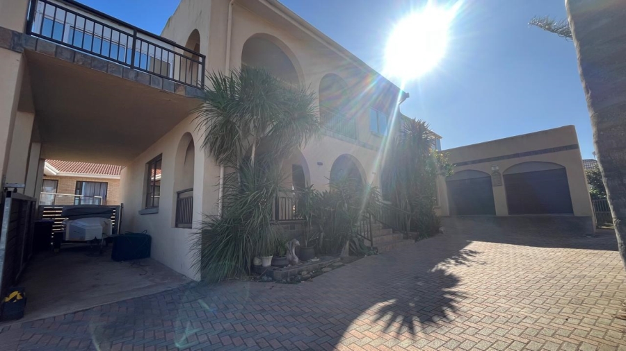 5 Bedroom Property for Sale in Wavecrest Eastern Cape